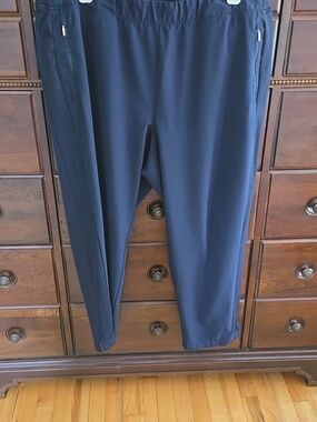 Chico's Pull On Cropped Pants in Navy  Size 4/18W